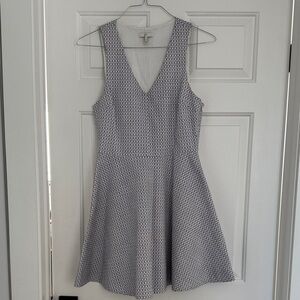 Joie White and Navy Sleeveless V-Neck Fit & Flare Dress. Lined. size med.